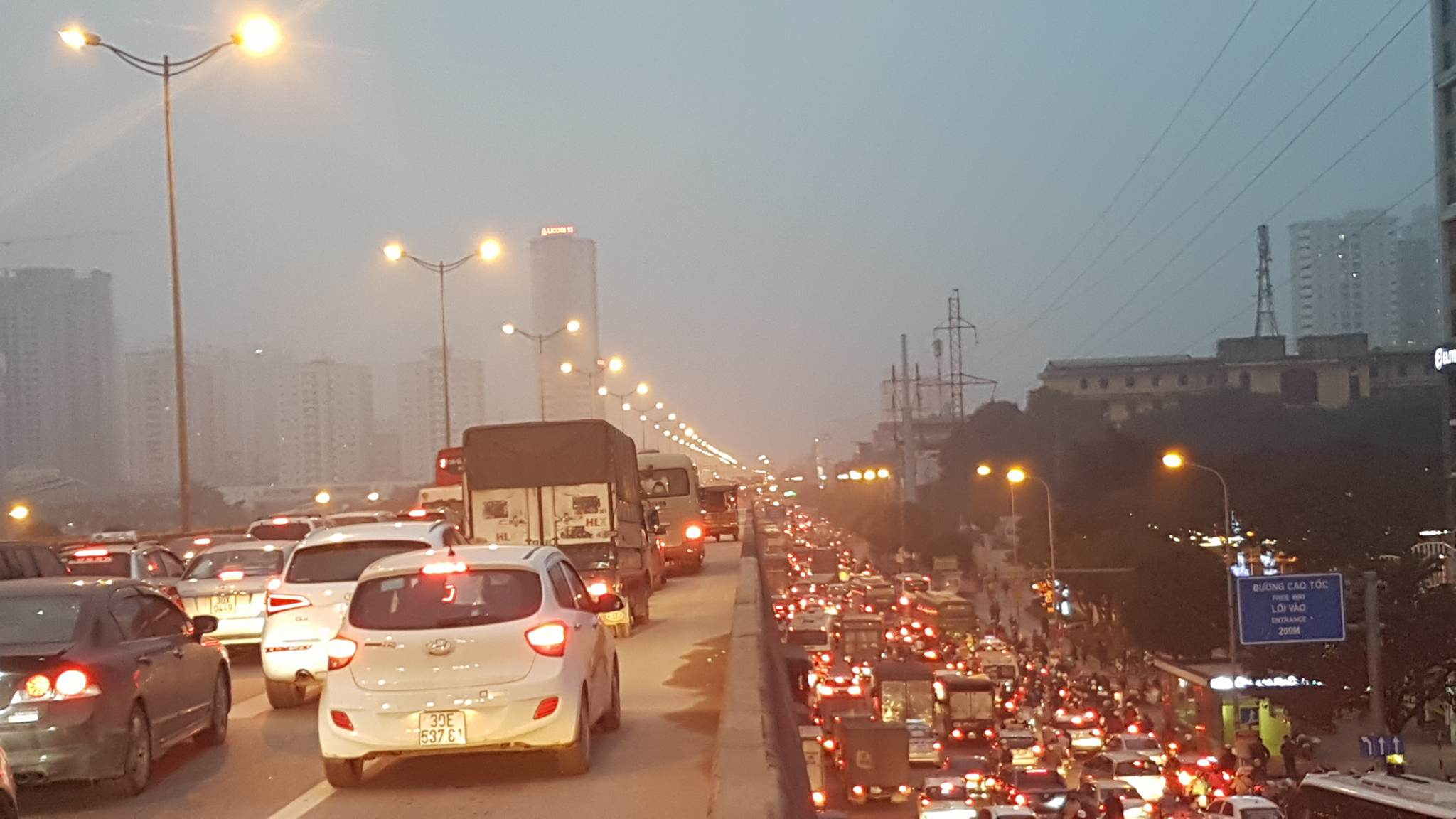 Tắc khắp ngả đường Hà Nội ngày cuối năm